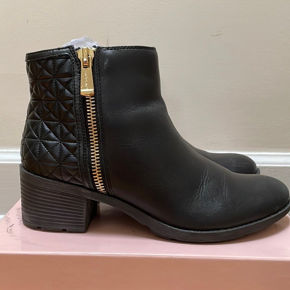 ladies size 10 M black boots. Gently used. Side zip. Gold zipper. Super comfy.